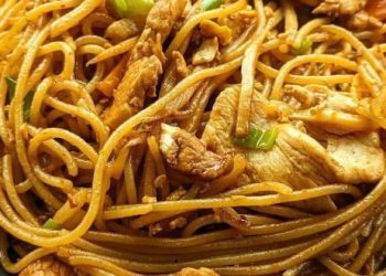 Gebratene Nudeln mit Hähnchenfleisch