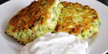 Zucchinipuffer mit Feta und Tzatziki