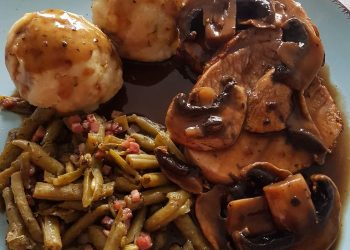 Schweinebraten mit Semmelknödel und Speckbohnen
