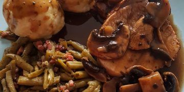 Schweinebraten mit Semmelknödel und Speckbohnen