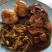 Schweinebraten mit Semmelknödel und Speckbohnen