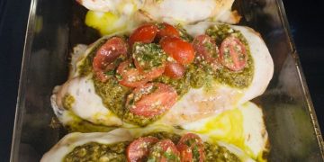 Hähnchenbrustfilet mit Tomate und Mozzarella in Kräuter Sahne Sauce