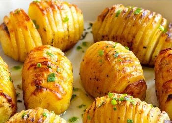 Accordion potatoes: the rich and delicious side dish!