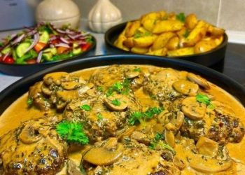 SAFTIGE STEAKS IN PILZSAUCE MIT KLEBERKARTOFFELN