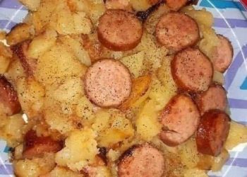 Gebratene Kartoffeln, Zwiebeln und geräucherte polnische Wurst