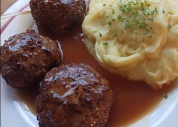 Frikadellen mit Kartoffelbrei und Soße