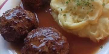 Frikadellen mit Kartoffelbrei und Soße