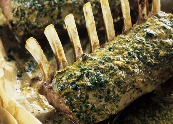 Geschmortes Lamm mit mediterraner Kräuterkruste