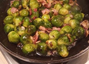 Rosenkohlpfanne mit Apfel und Zwiebeln