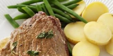 Knoblauchbuttersteak und grüne Zitronenbohnen-Pfanne