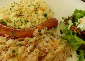 Thüringer Bratwurst mit Kartoffelpüree und Sauerkraut