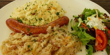 Thüringer Bratwurst mit Kartoffelpüree und Sauerkraut
