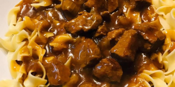 Gulasch mit Nudeln