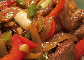 Chinesisches Rindfleisch mit Zwiebeln und Paprika