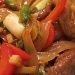 Chinesisches Rindfleisch mit Zwiebeln und Paprika