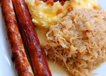 Thüringer Bratwurst mit Kartoffelpüree und Sauerkraut