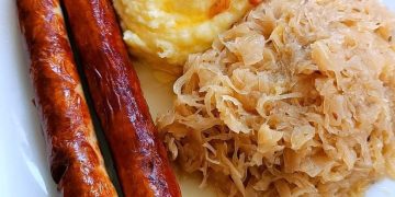 Thüringer Bratwurst mit Kartoffelpüree und Sauerkraut