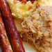 Thüringer Bratwurst mit Kartoffelpüree und Sauerkraut