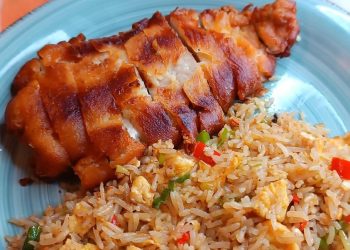 Gebackene Hühnerbrust mit gebratenem Reis