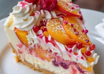 Unser Pfirsich-Himbeer-Käsekuchen bringt den Geschmack des Sommers mit jedem Bissen