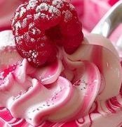 Wenn Sie einige Himbeeren haben, sollten Sie dieses köstliche Dessert auf keinen Fall verpassen!