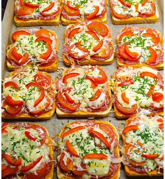 Heute Abend vor dem Abendessen Tomaten Mozzarella Toast im Ofen gebacken