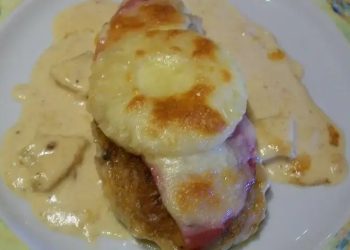 Ananas-Schinken-Schnitzel mit Käse überbacken