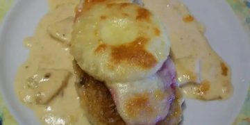 Ananas-Schinken-Schnitzel mit Käse überbacken