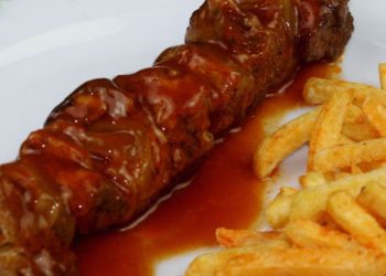 Schaschlik mit Pommes