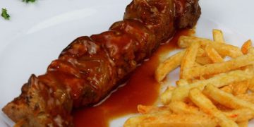 Schaschlik mit Pommes