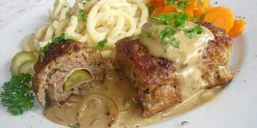 Hackröllchen in Zwiebelsoße