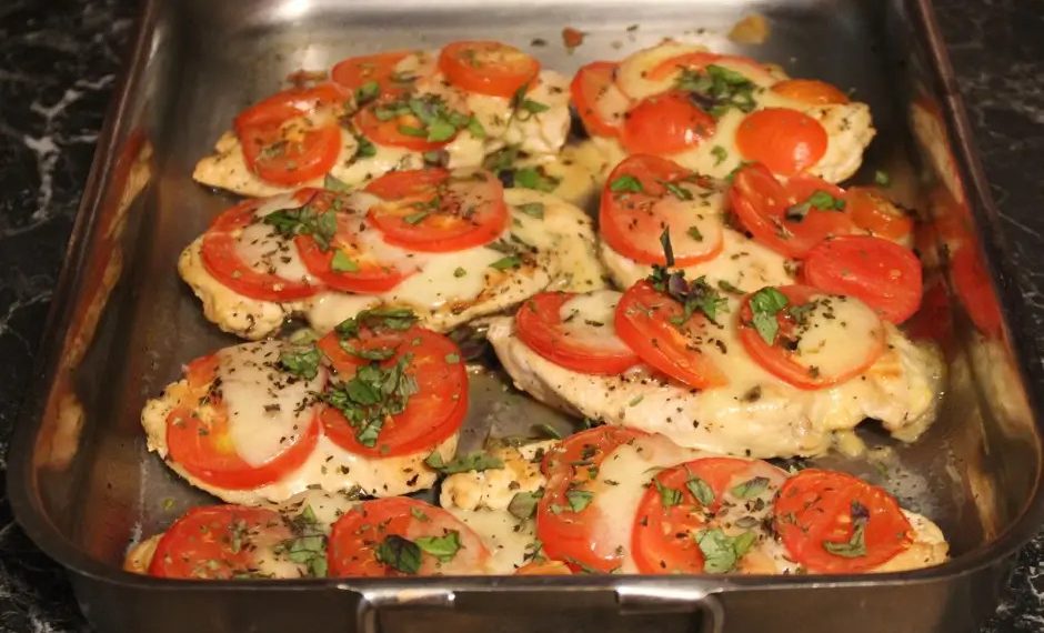 Hähnchenbrustfilet mit Tomate und Mozzarella überbacken