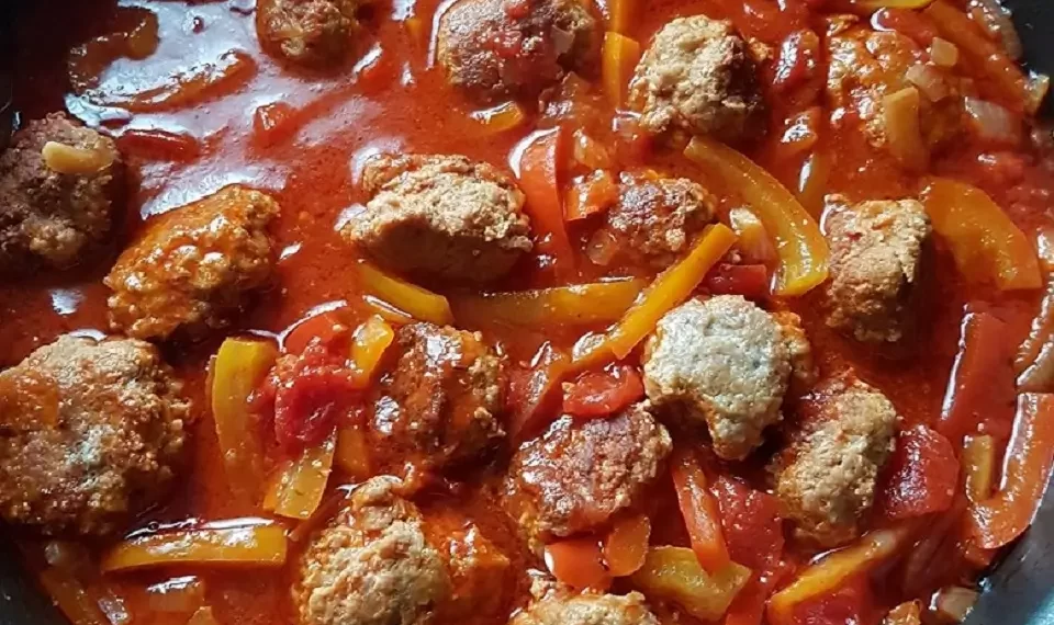 Lecker Hackbällchen in Paprikarahmsauce