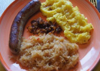Thüringer Bratwurst mit Kartoffelpüree und Sauerkraut
