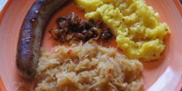 Thüringer Bratwurst mit Kartoffelpüree und Sauerkraut