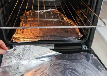 So reinigen Sie den Backofen in 5 Minuten: Fett und Schmutz adé mit dem Alu-TrickDer Artikel als erster Kommentar 