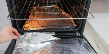 So reinigen Sie den Backofen in 5 Minuten: Fett und Schmutz adé mit dem Alu-TrickDer Artikel als erster Kommentar 