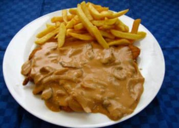 Jägerschnitzel mit Pommes