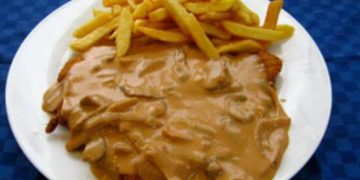 Jägerschnitzel mit Pommes