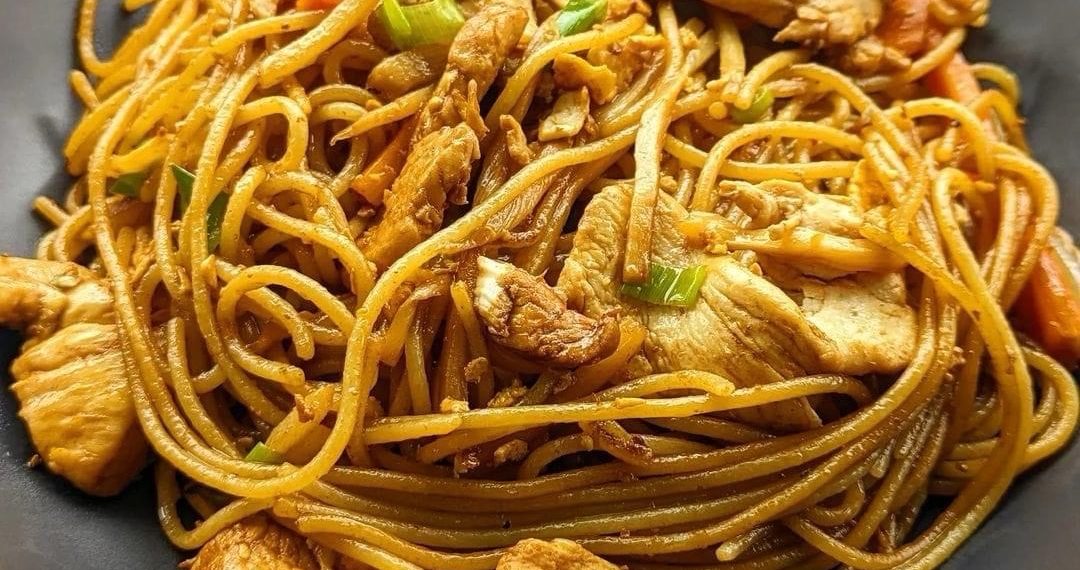 Gebratene Nudeln mit Hähnchenfleisch