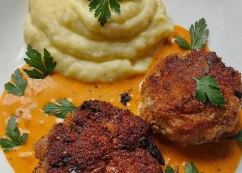 Frikadellen Mit Kartoffelbrei Und Zwiebelrahmsoße: Ein Klassiker Der Hausmannskost