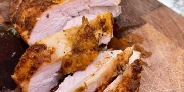 Mit Kräutern gewürzte Putenbrust aus dem Ofen