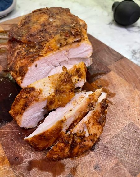 Mit Kräutern gewürzte Putenbrust aus dem Ofen