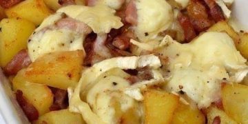Kartoffelgratin mit Zwiebeln, geräuchertem Speck und Camembert