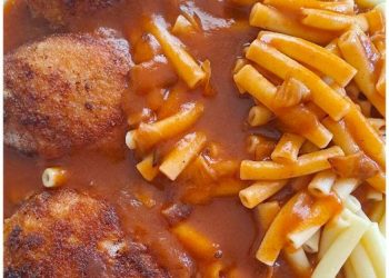 DDR Makkaroni mit Tomatensoße und Jägerschnitzel