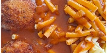 DDR Makkaroni mit Tomatensoße und Jägerschnitzel