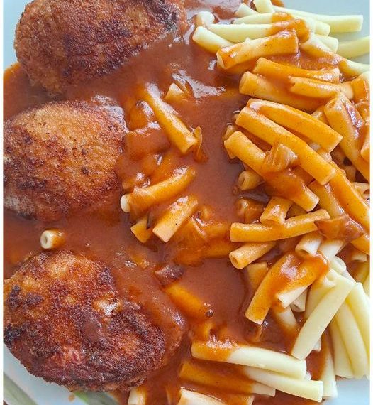 DDR Makkaroni mit Tomatensoße und Jägerschnitzel
