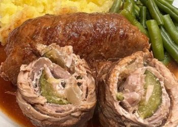 Schweinerouladen gefüllt mit Creme Fraiche Kräuter, Bacon, Zucchini und Zwiebel