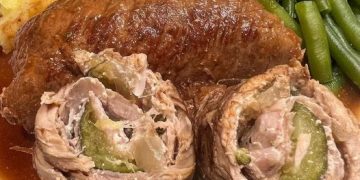 Schweinerouladen gefüllt mit Creme Fraiche Kräuter, Bacon, Zucchini und Zwiebel
