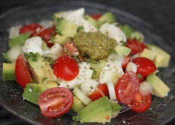 Avocado Tomaten Salat mit Pesto und Mozzarella